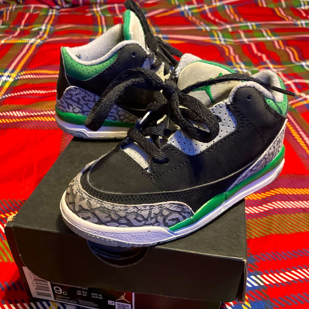 *USED* Jordan Retro 3’s Size 9c (Black/Green)